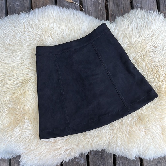 4 FOR $25 - NWOT Black Suede Mini Skirt - Picture 5 of 6
